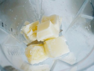 冰爽刨冰,将冻好的牛奶冰块倒进料理杯里面