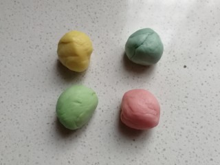 春之色~彩虹面包卷,每个颜色的小面团取一份，4个为一组