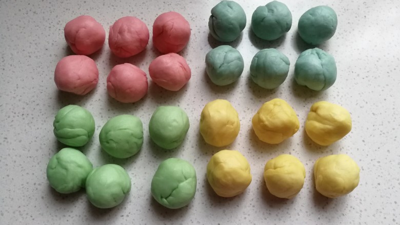 春之色~彩虹面包卷,再把每种颜色的条状面团，分割成均匀的六个小剂子滚圆