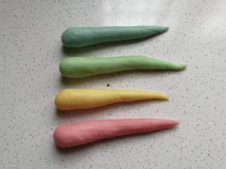 春之色~彩虹面包卷,再分别把四个小面团搓成长形的水滴状