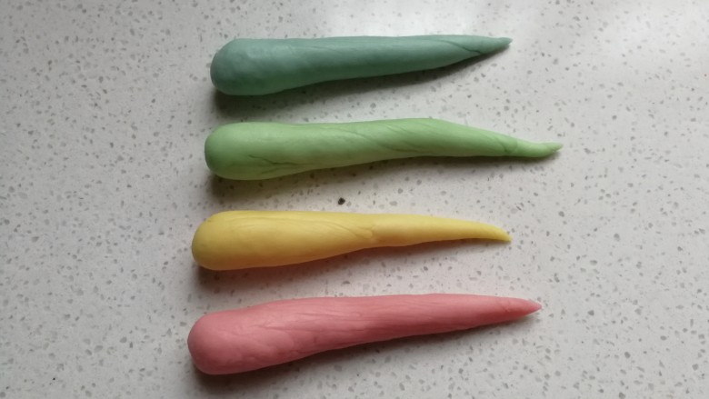 春之色~彩虹面包卷,再分别把四个小面团搓成长形的水滴状