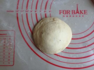 什香草土豆面包,用手掌压成四周薄，中间厚的圆形