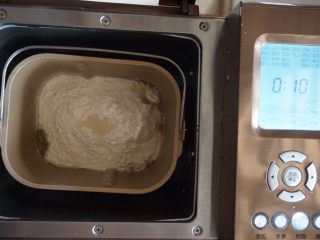 什香草土豆面包,在面粉顶端加酵母，面包桶放入面包机里。