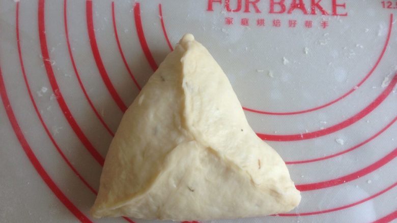 什香草土豆面包,翻面，光滑面朝下，捏成三角形