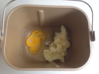 什香草土豆面包,放凉后，放入面包桶里，加入水和鸡蛋液