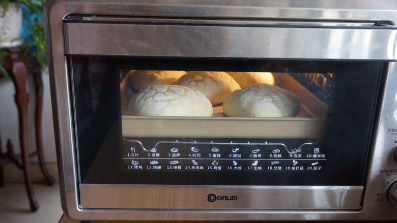 什香草土豆面包,放入已经预热到170度的烤箱中下层烘烤18分钟左右。