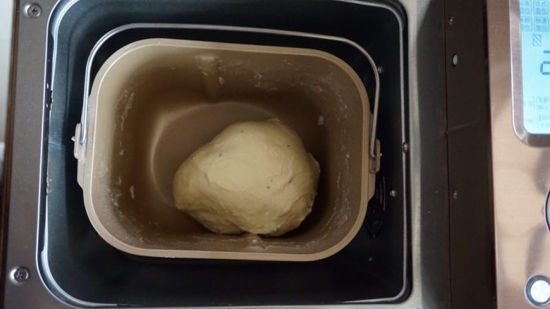 什香草土豆面包,继续和面17分钟，面团发酵两倍大。