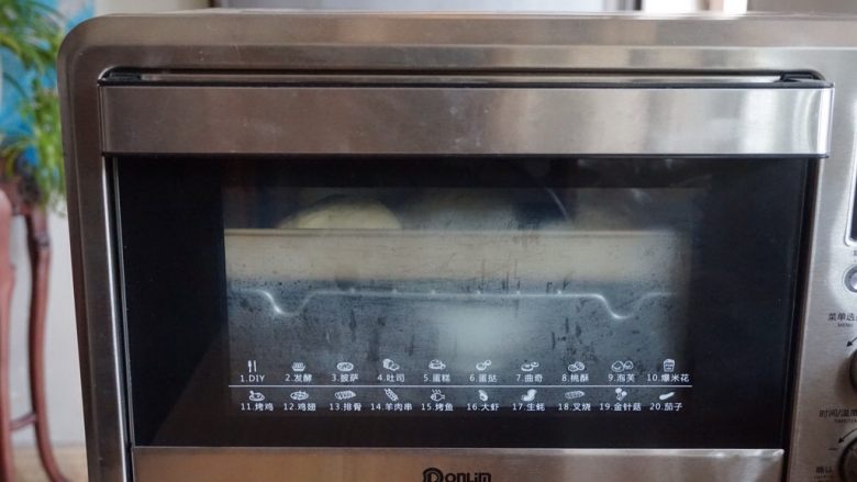 什香草土豆面包,放入东菱K40C烤箱中，用烤箱的发酵档发酵50分钟左右。