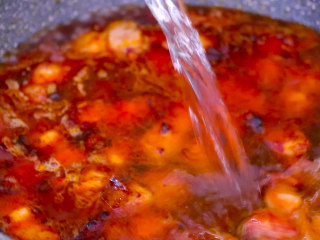 五花肉烧土豆,翻炒均匀后加入适量的清水烧开