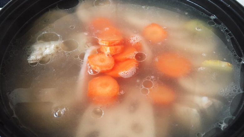 莲藕排骨汤,最后放入胡萝卜，小火煲5分钟。