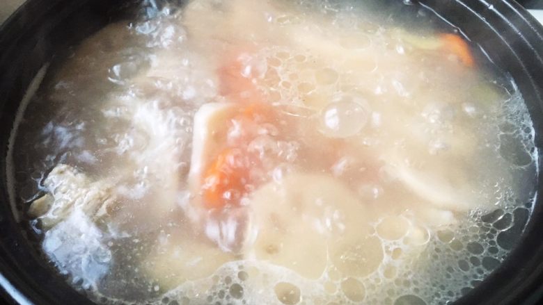 莲藕排骨汤,出锅前开大火，放入少许的盐调味即可。