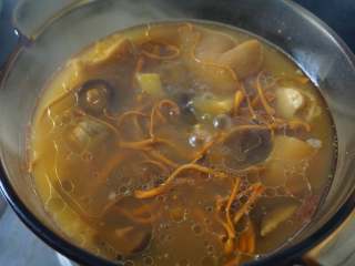 #菌类料理#虫草花养生蹄髈汤,待汤汁变得浓稠后，倒入盐进行调味