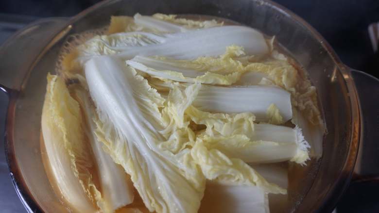 #菌类料理#虫草花养生蹄髈汤,当再次煮沸是，放入白菜心，进行炖煮