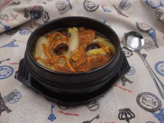 #菌类料理#虫草花养生蹄髈汤,当白菜煮熟后即可关火盛在碗中