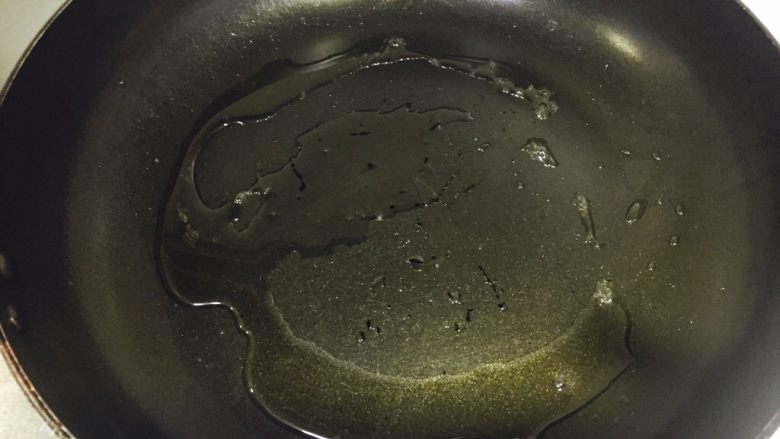 冬瓜肉卷汤,热锅放油