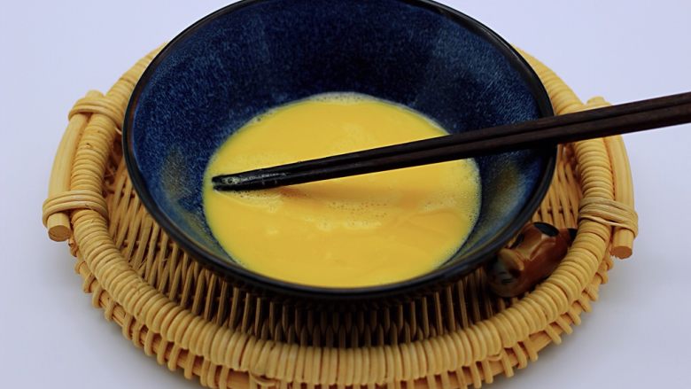 鸭蛋火腿香葱薄饼（美食锅版）,用筷子把鸭蛋液搅拌均匀后