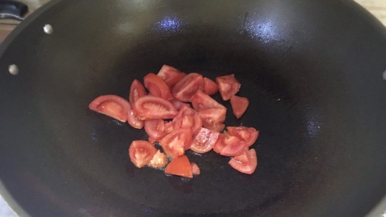菌类料理＋番茄烩金针菇,热锅下油，倒入番茄翻炒