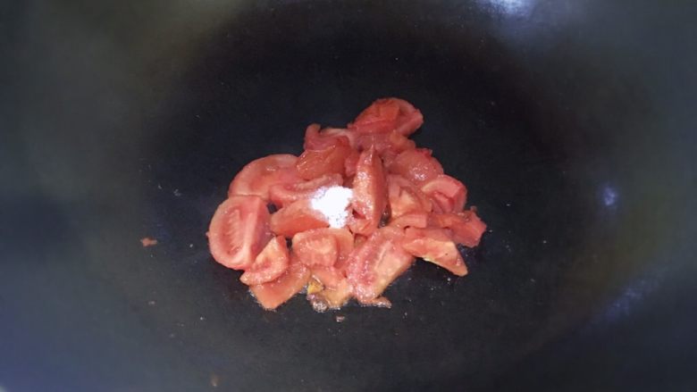 菌类料理＋番茄烩金针菇,倒入一小勺盐
