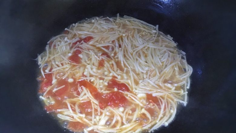 菌类料理＋番茄烩金针菇,继续焖煮八分钟