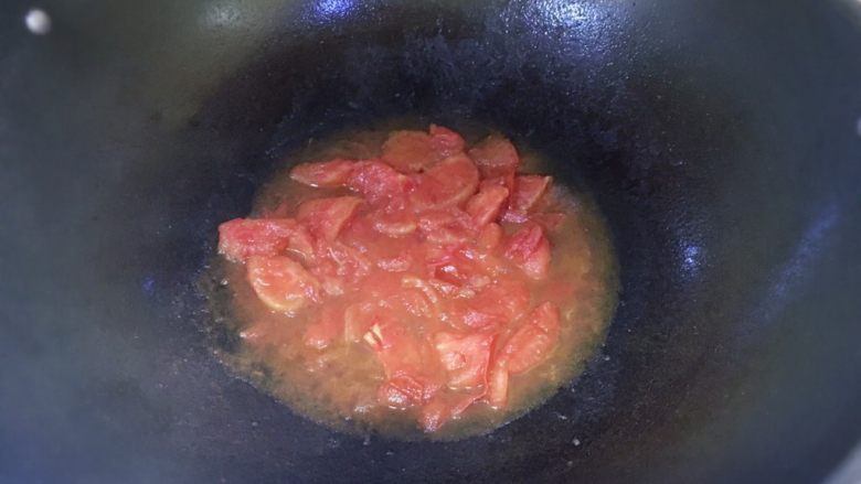 菌类料理＋番茄烩金针菇,倒入水，焖煮十分钟