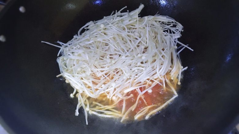 菌类料理＋番茄烩金针菇,倒入洗净的金针菇，加入水和盐