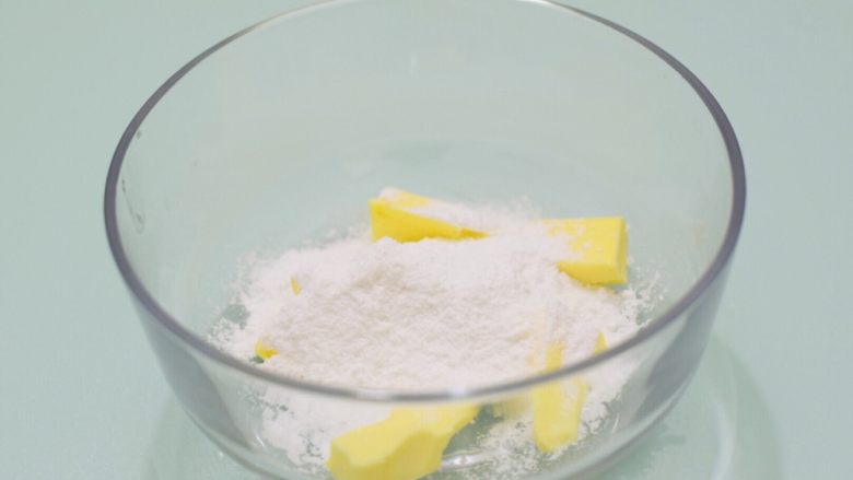 黄金椰蓉球,在软化的黄油中加入糖粉，先搅拌均匀再打发至膨胀变大变白