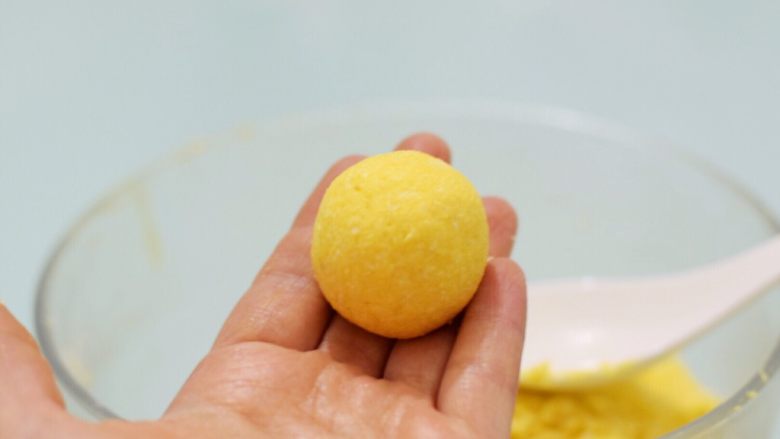 黄金椰蓉球,用勺子挖适量的面团揉成小球