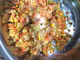虾肉馅肉燕,虾和肉青豆玉米胡萝卜放入盆中加入少许盐，味精，熟油搅拌成馅