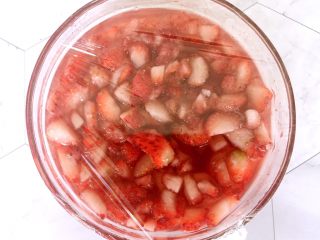 草莓果酱,保鲜膜封口，放入冰箱冷藏3-5个小时。