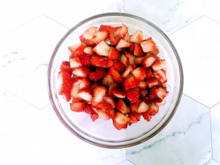 草莓果酱,草莓清洗干净，沥干水分，切成1cm左右的小块。如果喜欢大颗粒可以把草莓一分为二，草莓个头儿小也可以用整颗来做。