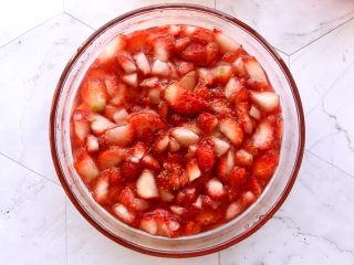 草莓果酱,冷藏后取出，这时白砂糖几乎完全融化，草莓也已经缩水。