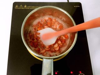 草莓果酱,煮沸会出现一层浮沫，可用用勺子把浮沫祛掉，不介意也可以不用祛掉。这时要调成小火，慢火熬制，我用电磁炉的600瓦来熬。。