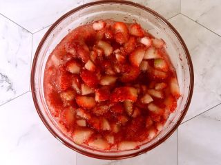 草莓果酱,倒入白砂糖，用勺子翻版搅匀，让草莓完全被糖覆盖。