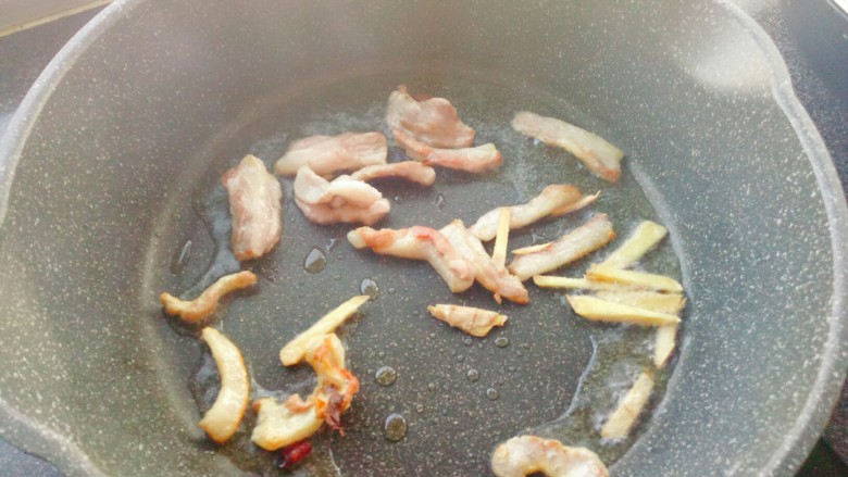 家常酱茄条,锅中做油小火翻炒猪肉和生姜