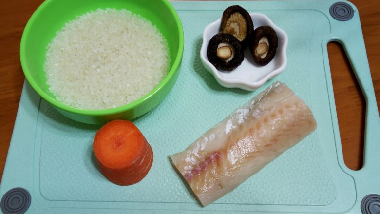 #宝宝辅食#鳕鱼胡萝卜香菇粥,2.备好所有食材