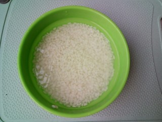#宝宝辅食#鳕鱼胡萝卜香菇粥,3.大米提前用水浸泡,这样熬煮粥的时候,可以缩短熬煮时间。