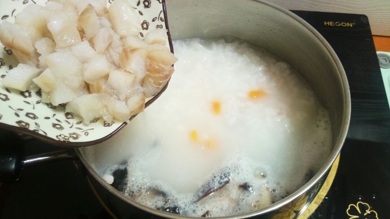 #宝宝辅食#鳕鱼胡萝卜香菇粥,9.加入腌制好的鳕鱼继续中火熬煮一会儿