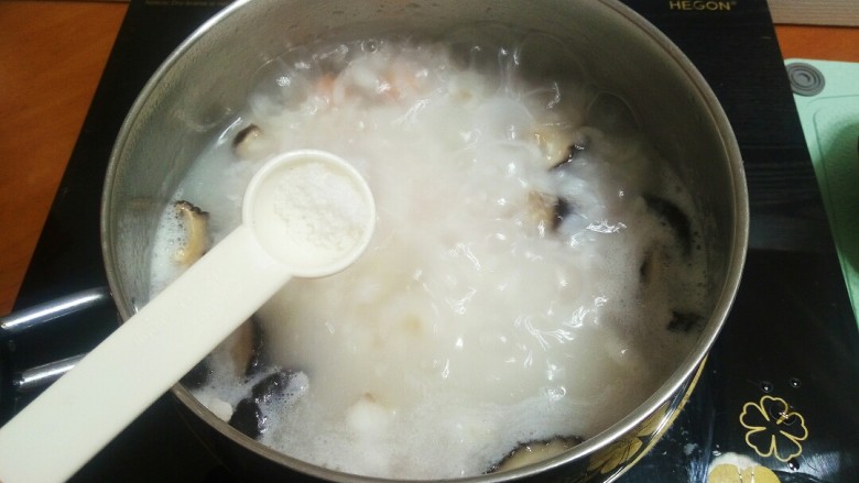 #宝宝辅食#鳕鱼胡萝卜香菇粥,10.出锅前加少许的盐调味。(一周岁以下的宝宝辅食可以不放盐。)