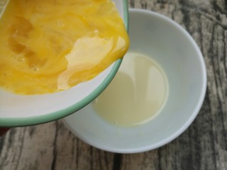 美味家庭蛋挞,把搅拌好的蛋液倒入到奶油和牛奶混合液里