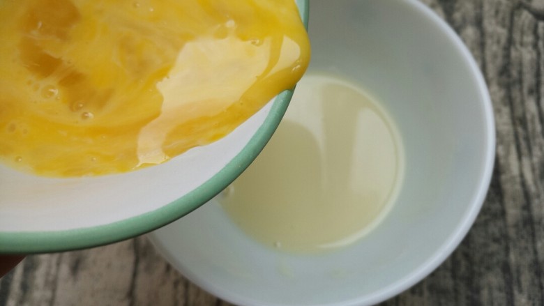 美味家庭蛋挞,把搅拌好的蛋液倒入到奶油和牛奶混合液里