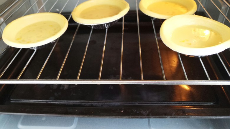美味家庭蛋挞,然后入烤箱烤制，240°上下火，烤十分钟左右就可以