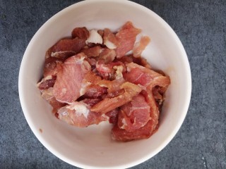铁板牛肉,抓匀，腌15分钟，腌过的牛肉会更加嫩，也会更加入味