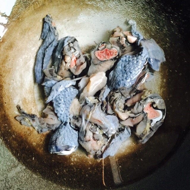 #菌类料理#虫草花炖乌鸡,锅中加入冷水放入乌鸡块