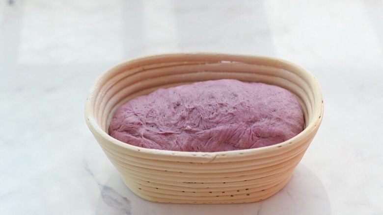 紫薯欧包,收口朝上放入藤篮，藤篮提前筛粉