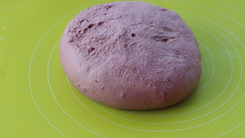 紫薯欧包, 倒扣在揉面垫上