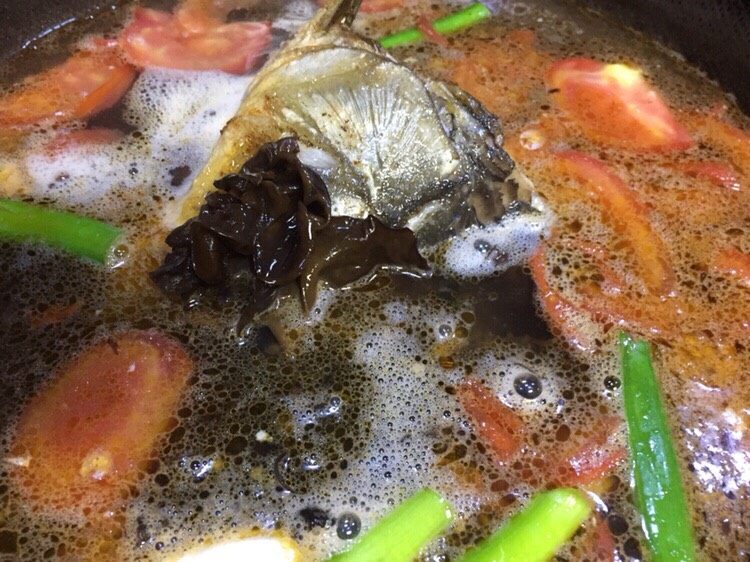 #菌类料理#白玉菇什锦鱼头汤,锅里再加入大葱节