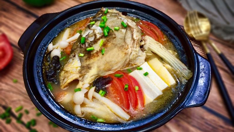 #菌类料理#白玉菇什锦鱼头汤,这条是嘉陵江的野生鱼，配上白玉菇一起熬制的鱼头汤格外鲜美
