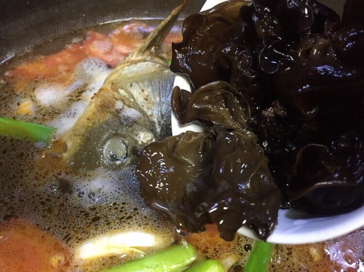 #菌类料理#白玉菇什锦鱼头汤,放入黑木耳
