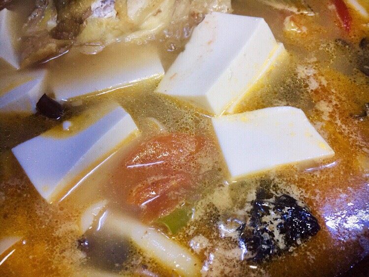 #菌类料理#白玉菇什锦鱼头汤,鱼头炖熟，加入盐，再放入豆腐，汤汁烧开两三分钟即可起锅享用了