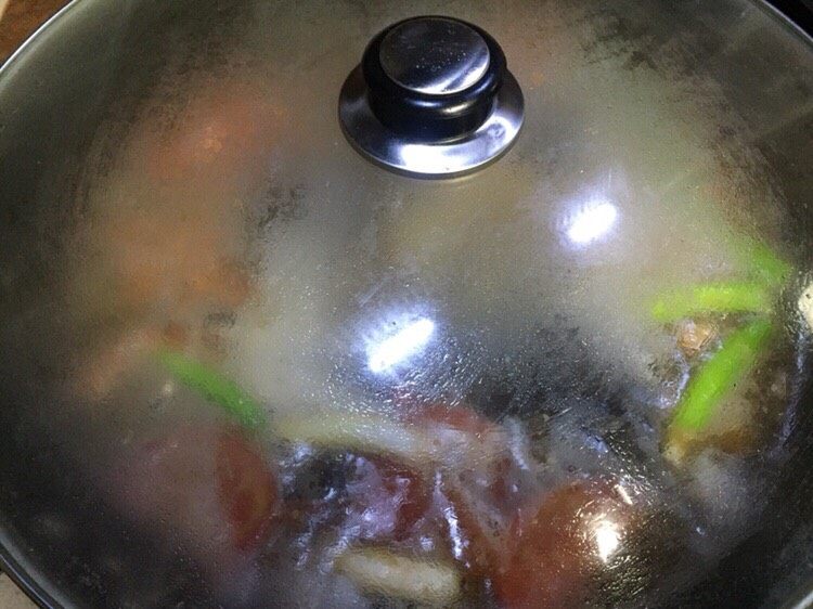 #菌类料理#白玉菇什锦鱼头汤,大火加盖烧汤